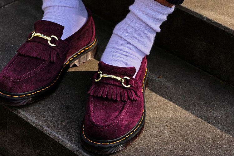 sepatu snaffle loafers Adrian dari Dr. Martens yang dipakai Blondey McCoy.