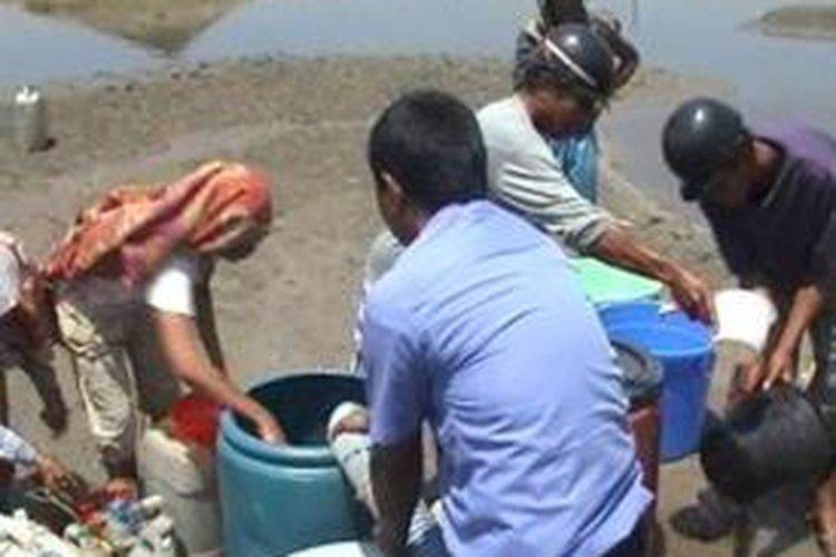 Kesulitan dapat air warga kelurahan Totoli Majene terpaksa menadah air hujan agar bisa memneuhi kebutuhan air minum dan memasak sejak suplai air dari PDAM Majene terputus
