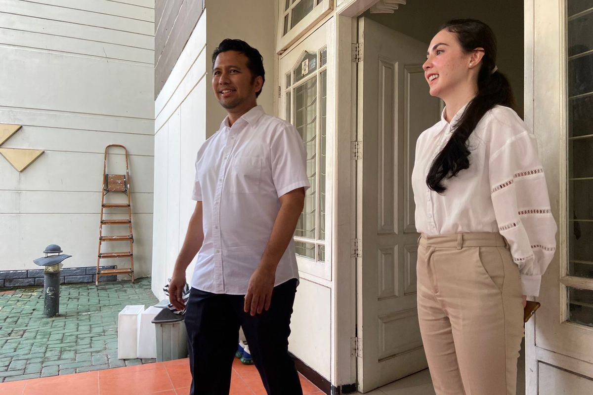 Cawagub Jatim nomor urut 2 Emil Elestianto Dardak dan Istrinya Arumi Bachsin sebelum berangkat ke TPS.
