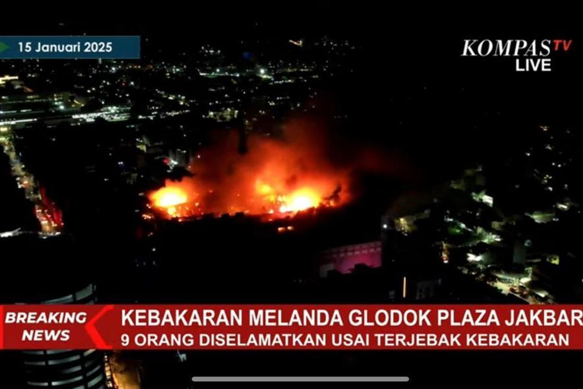 Damkar: Kami Pantang Pulang Sebelum Kebakaran Glodok Plaza Padam