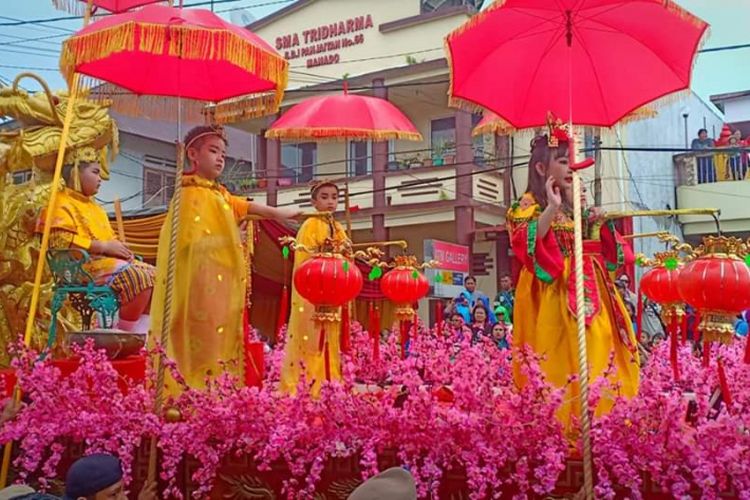 Perayaan Cap Go Meh atau Goan Siau Imlek 2570 di Sulawesi Utara yang diselenggarakan di kawasan Klenteng Ban Hin Kiong Manado, Selasa (19/2/2019).