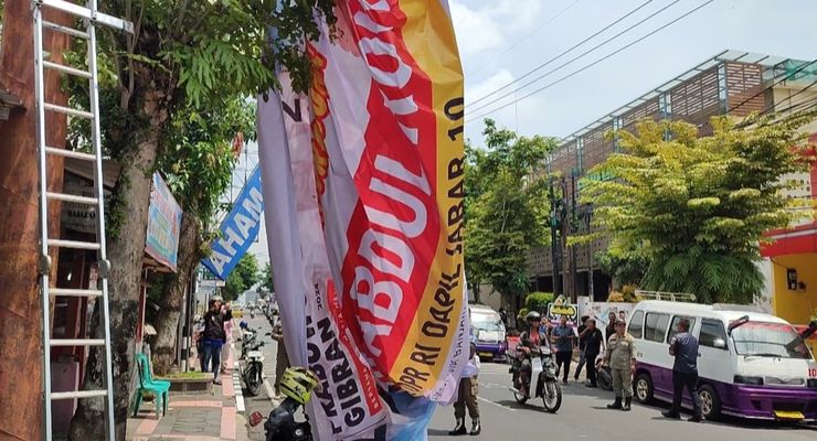 Bawaslu Kuningan Tertibkan APK di Jalan Protokol hingga Halaman Rumah