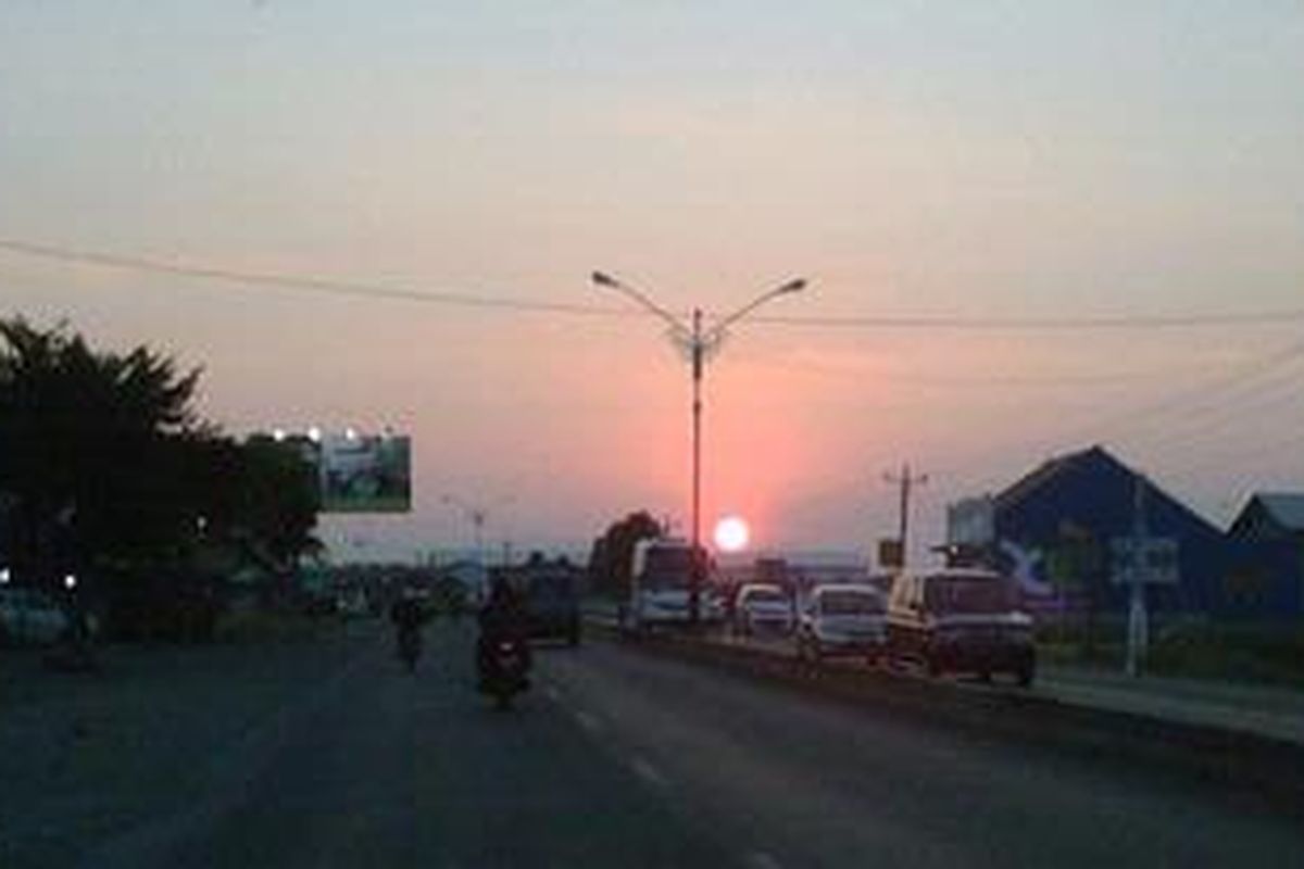 Suatu senja di Kota Brebes,pada Lebaran Hari Kedua, Senin (20/8/2012)petang  masih ramai pemudik arah Timur Jawa Tengah. 