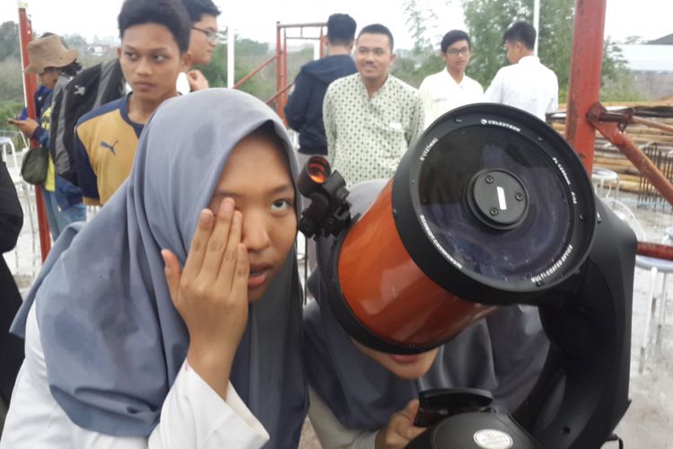 Sejumlah siswa SMA Islam Sabilillah, Kota Malang saat belajar memantau hilal penentuan Bulan Ramadhan melalui bioskop oleh Tim Astrofotografi Universitas Brawijaya di SMA Islam Sabilillah Kota Malang, Jumat (26/5/2017).