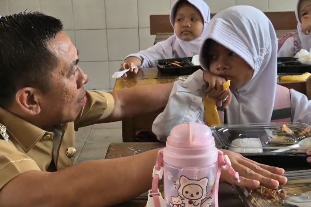 Bupati Karawang Aep Syaepuloh saat meninjau uji coba makan bergizi di SDN Anggadita 1, Karawang, Selasa (3/12/2024).