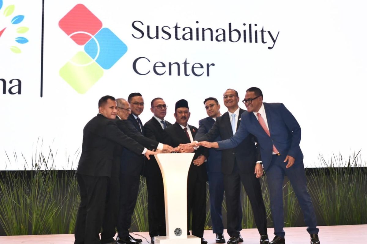 Menteri Perencanaan Pembangunan Nasional/Kepala Bappenas Rachmat Pambudy bersama Komisaris Utama Pertamina Mochamad Iriawan, Direktur Utama Pertamina Simon Aloysius Mantiri dan jajarannya, meluncurkan Kick Off NZE Commitment pada acara Peta Jalan NZE Pertamina ?Menuju Kedaulatan Energi dengan Bisnis Berkelanjutan, di Grha Pertamina, Jakarta, Senin (11/8/2025).