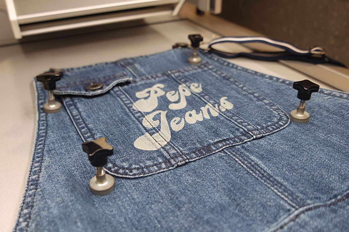 Hasil modifikasi berupa ?tato? di permukaan denim menggunakan mesin laser Custom Studio Pepe Jeans London.