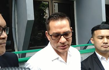 Aktor Ari Wibowo selesai sidang mediasi perceraian dengan Inge Anugrah, didampingi tim kuasa hukum di Pengadilan Negeri Jakarta Selatan, Senin (15/5/2023).