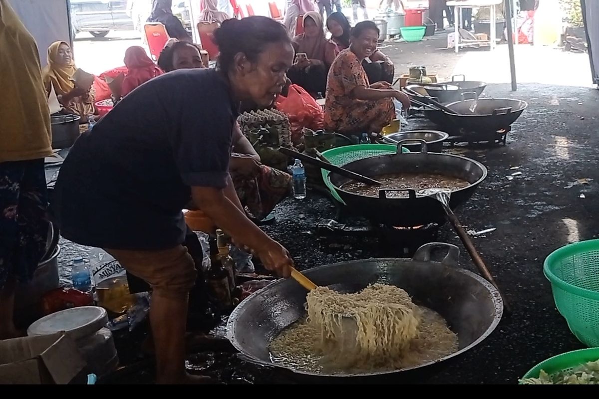Kegiatan dapur umum di Pendopo Agung Kabupaten Ponorogo yang memasak 20.000 nasi bungkus untuk dibagikan kepada masyarakat terdampak banjir di tujuh kecamatan.