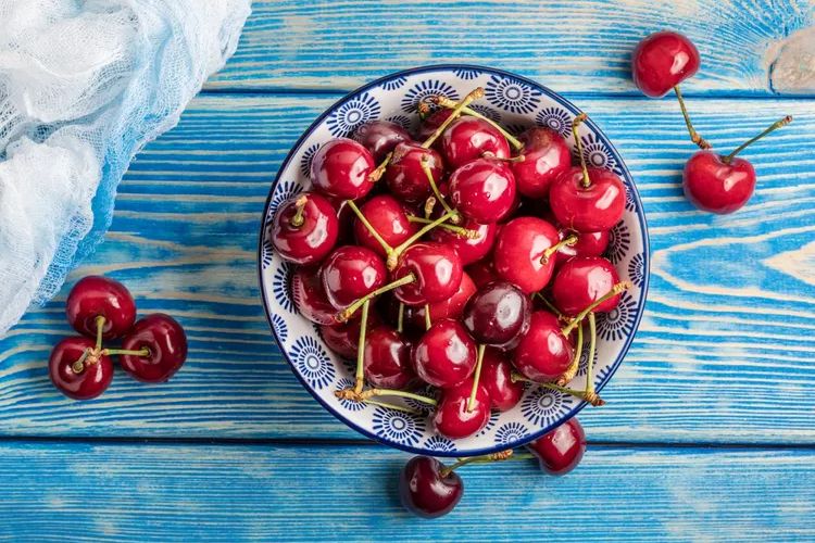 Ceri termasuk buah yang paling cepat menurunkan asam urat. 