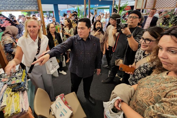 Erick Thohir (kedua kiri) berkunjung di Roemah BUMN yang ada di Tong Tong Fair 2022 di Den Haag, Belanda akhir pekan lalu