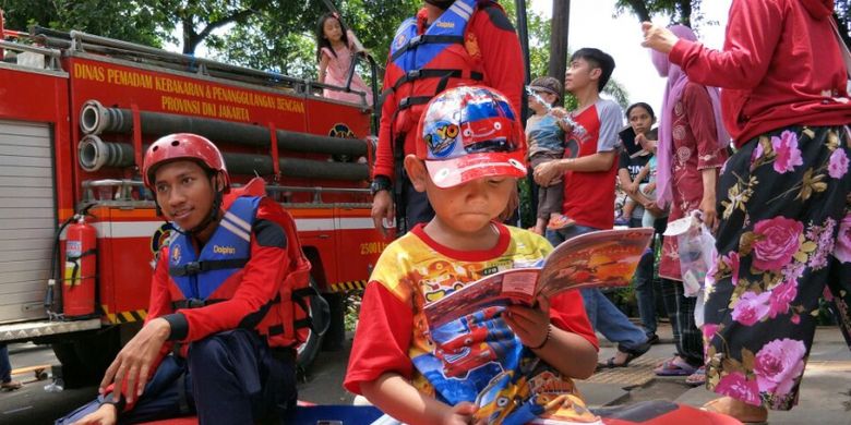 Asyiknya Anak  Anak  Bermain Dengan Mobil Pemadam  Kebakaran  