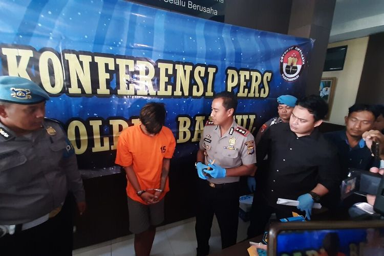 Kapolres Bantul AKBP Wachyu Tri Budi Sulistyono Saat Berbincang Dengan Tersangka AGA di Mapolres Bantul Selasa (3/3/2020)