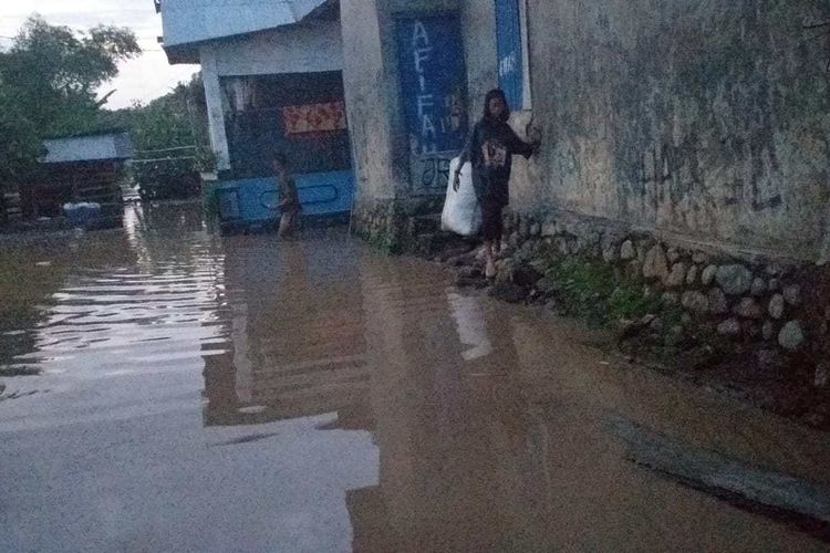 Tampak pemukiman warga di Kelurahan Monta Baru, Kecamatan Woja, terendam banjir, Minggu (13/11/2022).