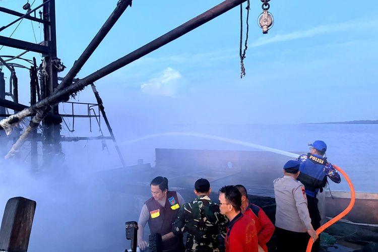 Kamar Mesin Tiba-tiba Semburkan Asap Hitam Pekat, Kapal Nelayan Seharga Rp 800 Juta Terbakar di Sambas