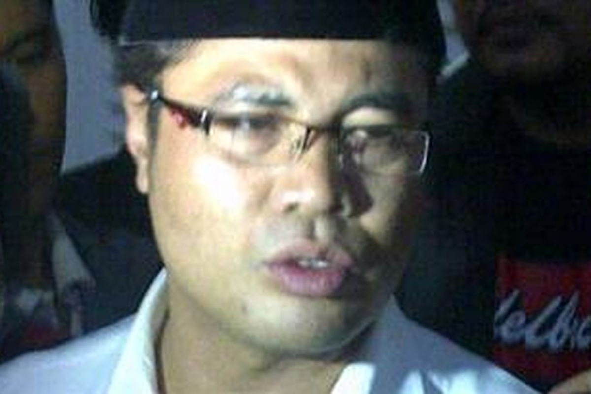 Bupati Garut Aceng H.M Fikri saat diwawancarai wartawan usai memenuhi panggilan Gubernur Jawa Barat di Gedung Pakuan, Jalan Otto Iskandardinata, Bandung, Jawa Barat, Senin, (3/12/2012) malam.