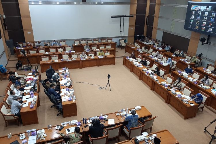 Suasana rapat Komisi VIII DPR dengan Menteri Pemberdayaan Perempuan dan Perlindungan Anak Bintang Puspayoga di Kompleks Parlemen, Jakarta, Kamis (20/1/2022).