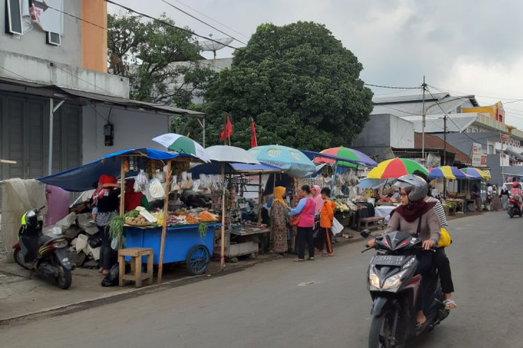 Ratusan PKL Jalan Tampomas kembali berjualan di lokasi tersebut. Sebelumnya, Pemkab Sumedang telah membongkar lapak dan merelokasi PKL ke lantai 3 Pasar Sandang Sumedang.