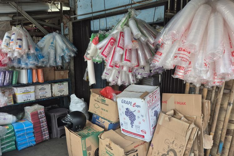 Harga Plastik Mahal, Pedagang Peyek hingga Bakso Terpaksa Naikkan Harga