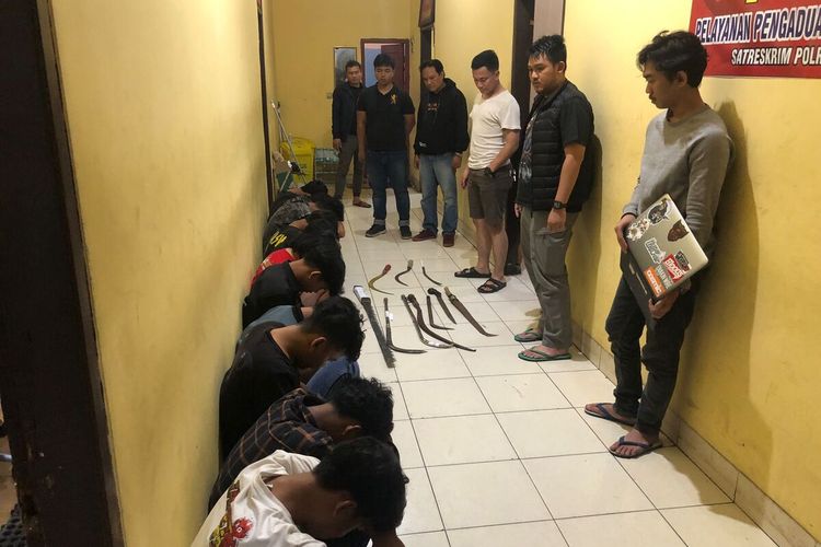 Polisi mengamankan empat anggota gangster diduga akan tawuran dan kumpul di Pantai Anyer merayakan pesta ulangtahun kelompoknya. Minggu (30/10/2022) dinihari.