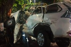 Diduga Terobos Palang Pintu, Mobil Avanza Tertabrak Kereta Api di Surabaya