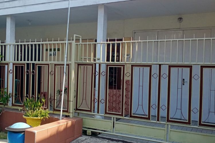 Rumah yang ditinggali sendirian oleh lansia perempuan akrab disapa warga sebagai Bu Cipto, di Jalan Teluk Kumai Nomor 14, RT 03/ RW 05 Kelurahan Arjosari, Kecamatan Blimbing, Kota Malang, Jawa Timur. 