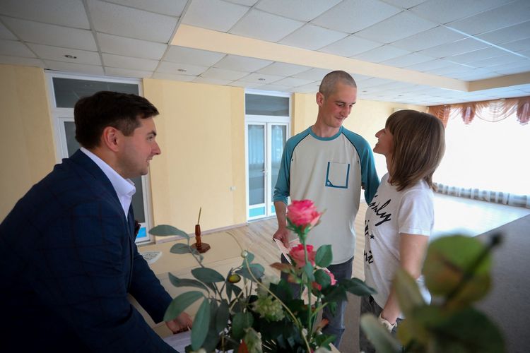 Ivan Khvatov dan Olessya Khvatova saat pernikahan mereka ketika KUA baru dibuka di Irpin, Ukraina, Rabu (25/5/2022). Mereka awalnya hendak menikah pada 17 Maret, tetapi invasi Rusia ke Ukraina mengubah rencana.