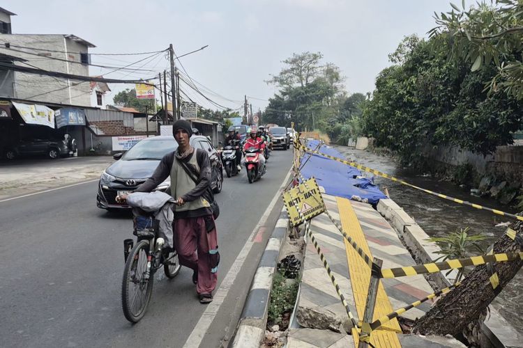 Sudah 3 Bulan Ambles, Trotoar Sawangan Depok Masih Ditopang Kayu dan Ditutup Terpal