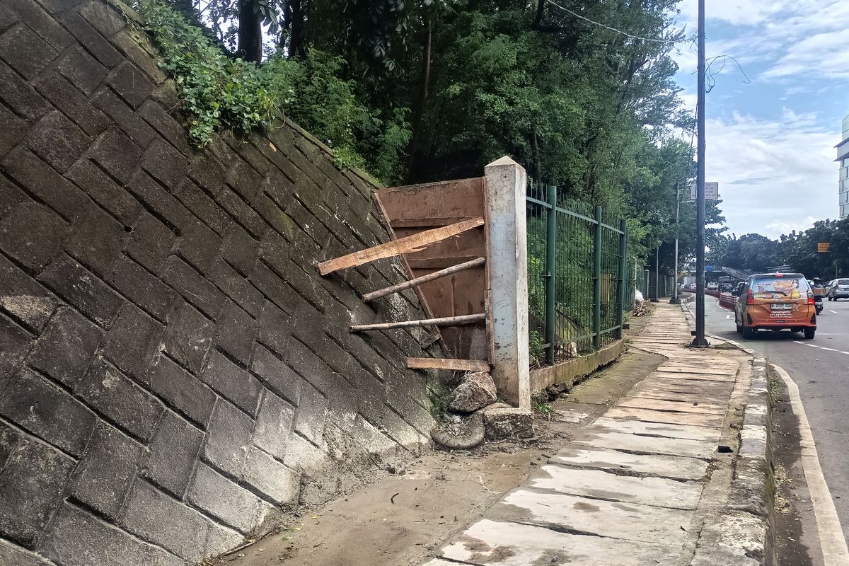 Menata Hutan Kota Cawang Setelah Sekelompok Pria Datang di Waktu Malam