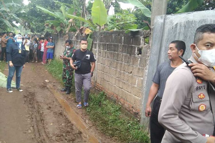 Warga Karadenan, Cibinong, Kabupaten Bogor, Jawa Barat, digegerkan dengan temuan mayat perempuan dibungkus kardus pada Rabu (9/2/2022).