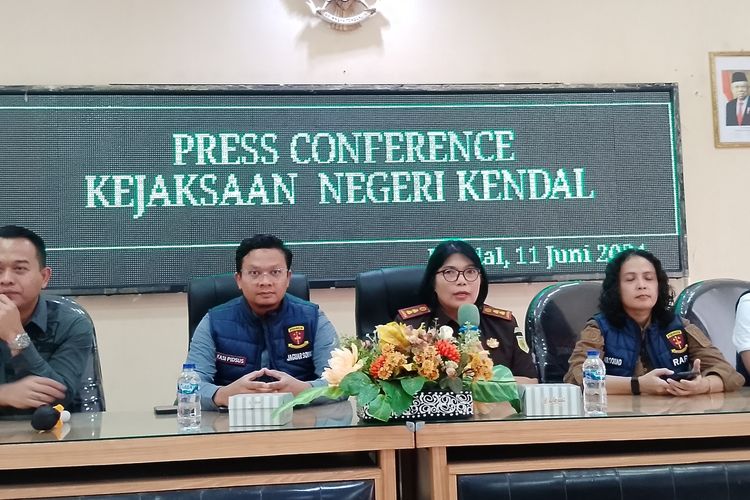 Kepala Kejaksaan Negeri Kabupaten Kendal Jawa Tengah, Erny Veronica Maramba, saat jumpa pers dengan wartawan, Selasa (11/6/2024).