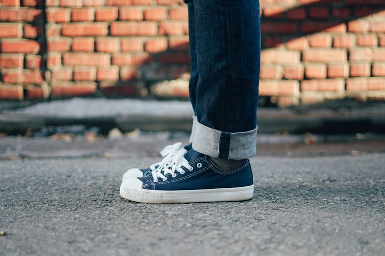 Fenomena sneakers KW kian marak. Komunitas dan brand mengingatkan masyarakat agar selalu beli di retail resmi demi jaminan keaslian dan kualitas.