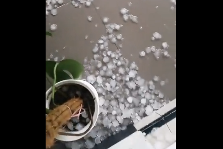 Tangkapan layar video hujan es di Surabaya, Senin (21/2/2022) yang direkam warga