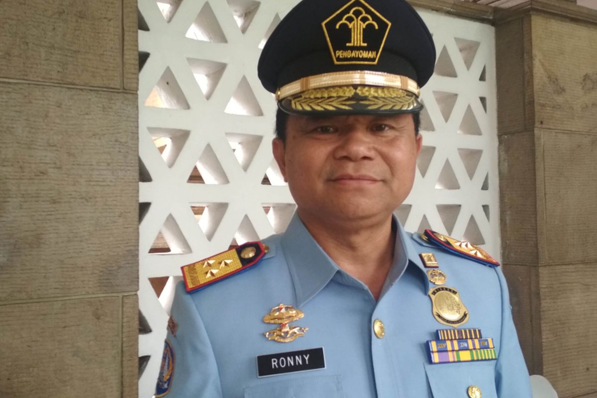 Direktur Jendral Imigrasi, Ronny Franky Sompie memberikan penjelasan kepada wartawan mengenai Aplikasi Pendaftaran Antrian Paspor Online (APAPO), Jumat (25/1/2019) di Taman Makam Pahlawan Kalibata, Pancoran, Jakarta Selatan