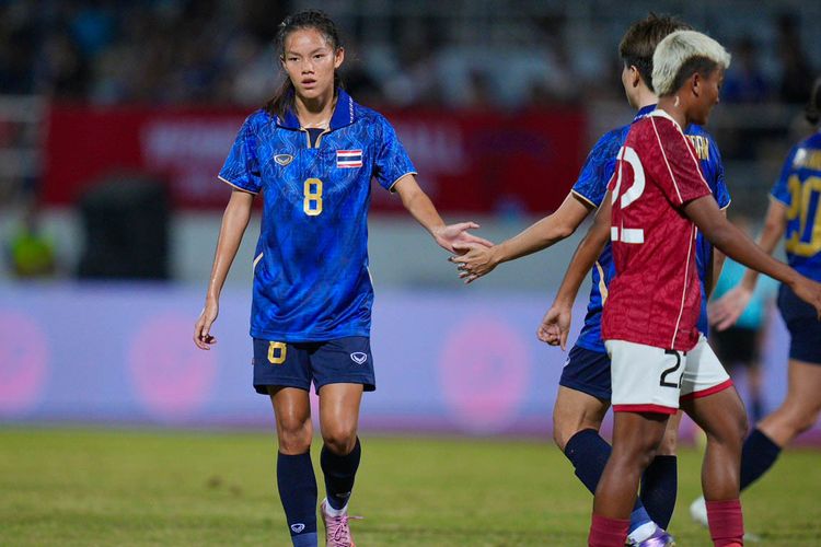 Gelandang Timnas Putri Thailand, Sontisawat Pluemjai, merayakan gol pada Laga pertama Grup A SEA Games 2025 Timnas Putri Indonesia vs Thailand digelar di Stadion Chonburi, Thailand, pada Kamis (4/12/2025) malam WIB.