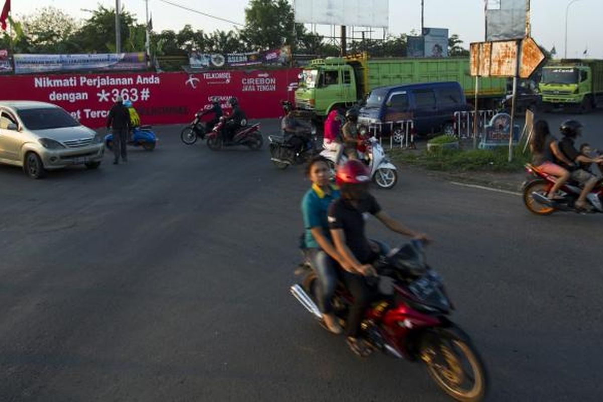 Simpang Jomin di Karawang, Jawa Barat, Rabu (24/7/2013). Simpang Jomin merupakan daerah rawan macet pada setiap arus mudik, karena merupakan titik bertemunya kendaraan dari arah Cikopo dan Kaliurip. 