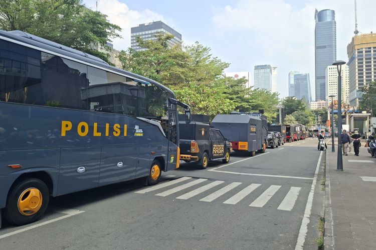 Jelang Demo Mahasiswa, 28 Mobil dan Rantis Polisi-TNI Terparkir Dekat MRT Dukuh Atas