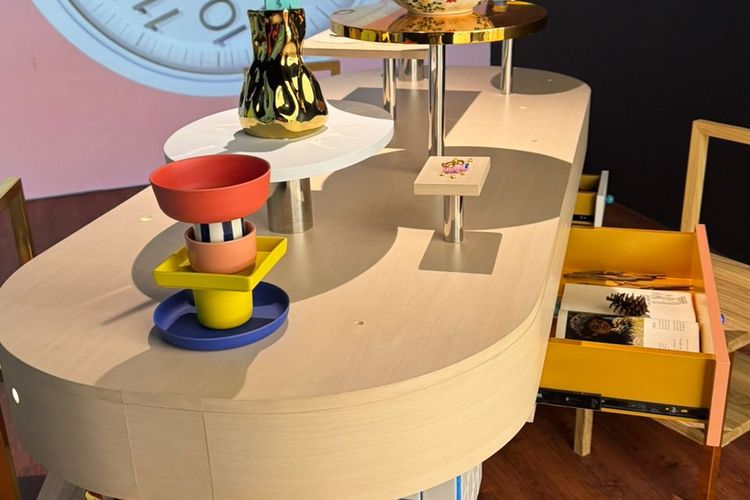 Instalasi ?Reserve of Care? paduan seni dan refleksi nilai investasi emas digital.