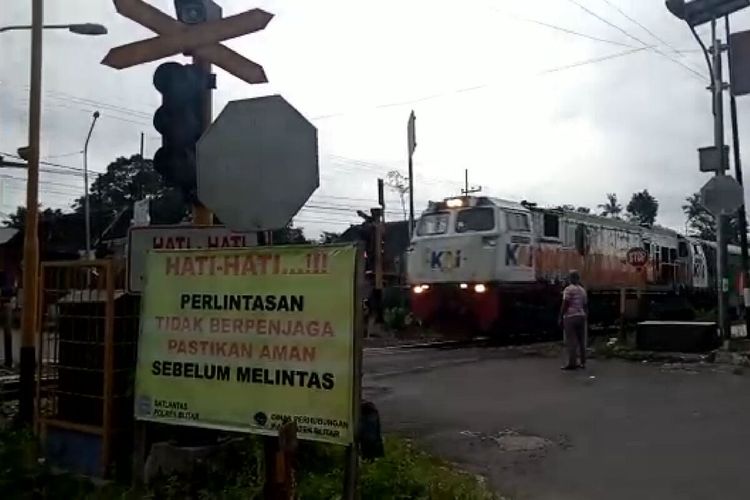 Lampu dan sirine mati di perlintasan kereta api tanpa palang pintu di Desa Pasirharjo, Kecamatan Talun, Kabupaten Blitar meski kereta api terlihat sedang melintas