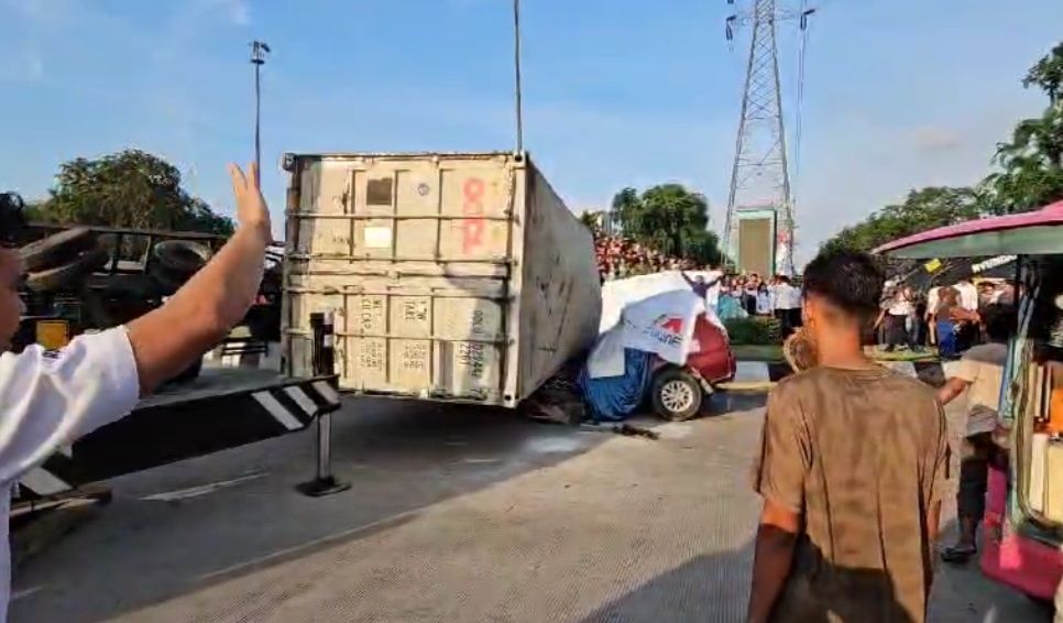 Karyawan BUMN di Medan Tewas Tertimpa Truk Kontainer Tabrak Pembatas Jalan