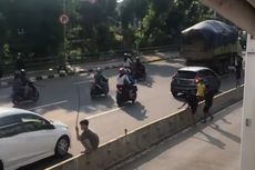 Viral Video Bocah Main Sambil Bawa Ranting di Jalur Transjakarta Jembatan Besi, Ini Penjelasannya