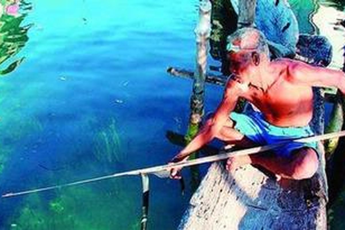 Seorang suku Bajo, Tadi (50), di Desa Sama Bahari, Kecamatan Kaledupa, Kabupaten Wakatobi, Sulawesi Tenggara, menyiapkan panah tradisional untuk berburu ikan, Senin (26/3/2012). Berburu ikan dengan menyelam merupakan salah satu keahlian masyarakat Bajo.