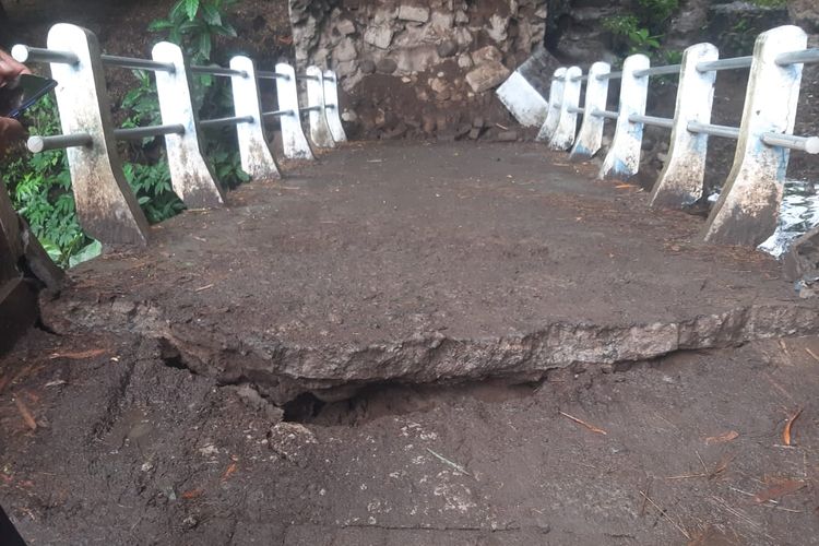 Jembatan penghubung dua wilayah antara Desa Peleyan dan Desa Wonokoyo Kecamatan Kapongan, Kabupaten Situbondo Provinsi Jawa Timur roboh pada Sabtu (14/12/2024).