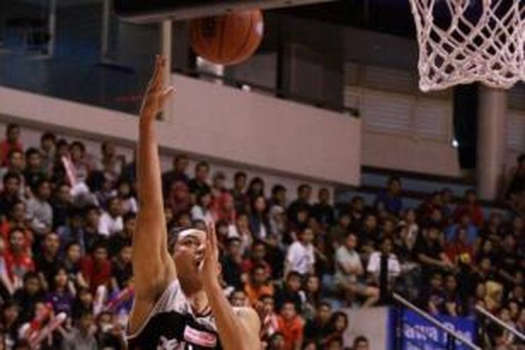 Shooting guard Dell Aspac Jakarta, Okiwira Sanjaya melakukan tembakan dari bawah ring, saat bertanding melawan Satria Muda BritAma pada perebutan peringkat tiga Pramusim National Basketball League (NBL) 2013, di DBL Arena Surabaya, Minggu (29/9/2013).