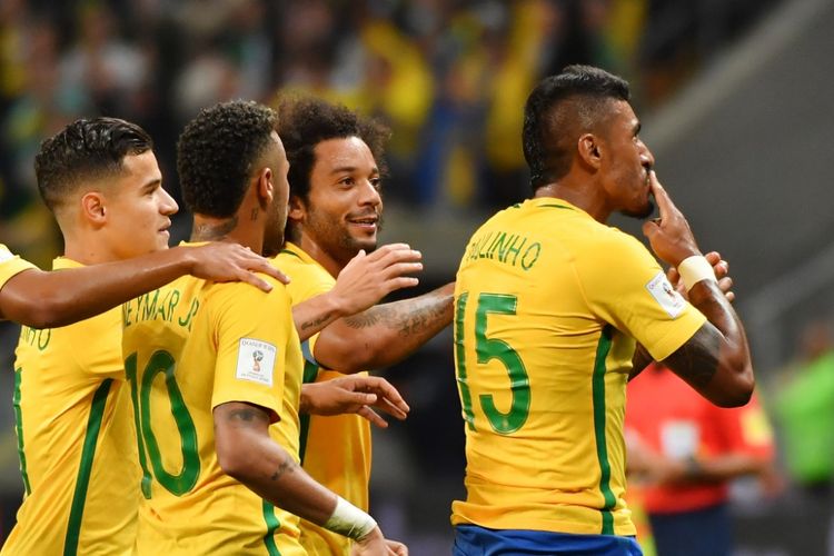 Para pemain Brasil merayakan gol Paulinho (15) ke gawang Ekuador pada laga Kualifikasi Piala Dunia 2018 zona Amerika Selatan di Stadion Arena do Gremio, Porto Alegre, Jumat (1/9/2017) WIB. 