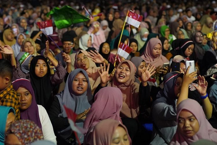 Ribuan masyarakat menghadiri tausiah kebangsaan Habib Luthfi yang menjadi bagian dari rangkaian peringatan Hari Jadi Ke-1.219 Kabupaten Kediri.