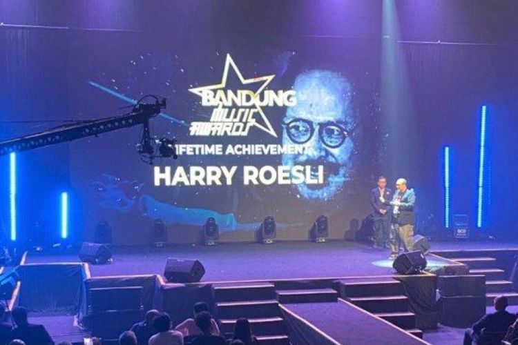 Musisi Harry Roesli mendapatkan penghargaan Lifetime Achievement dalam gelaran Bandung Music Award (BMA) 2022. 