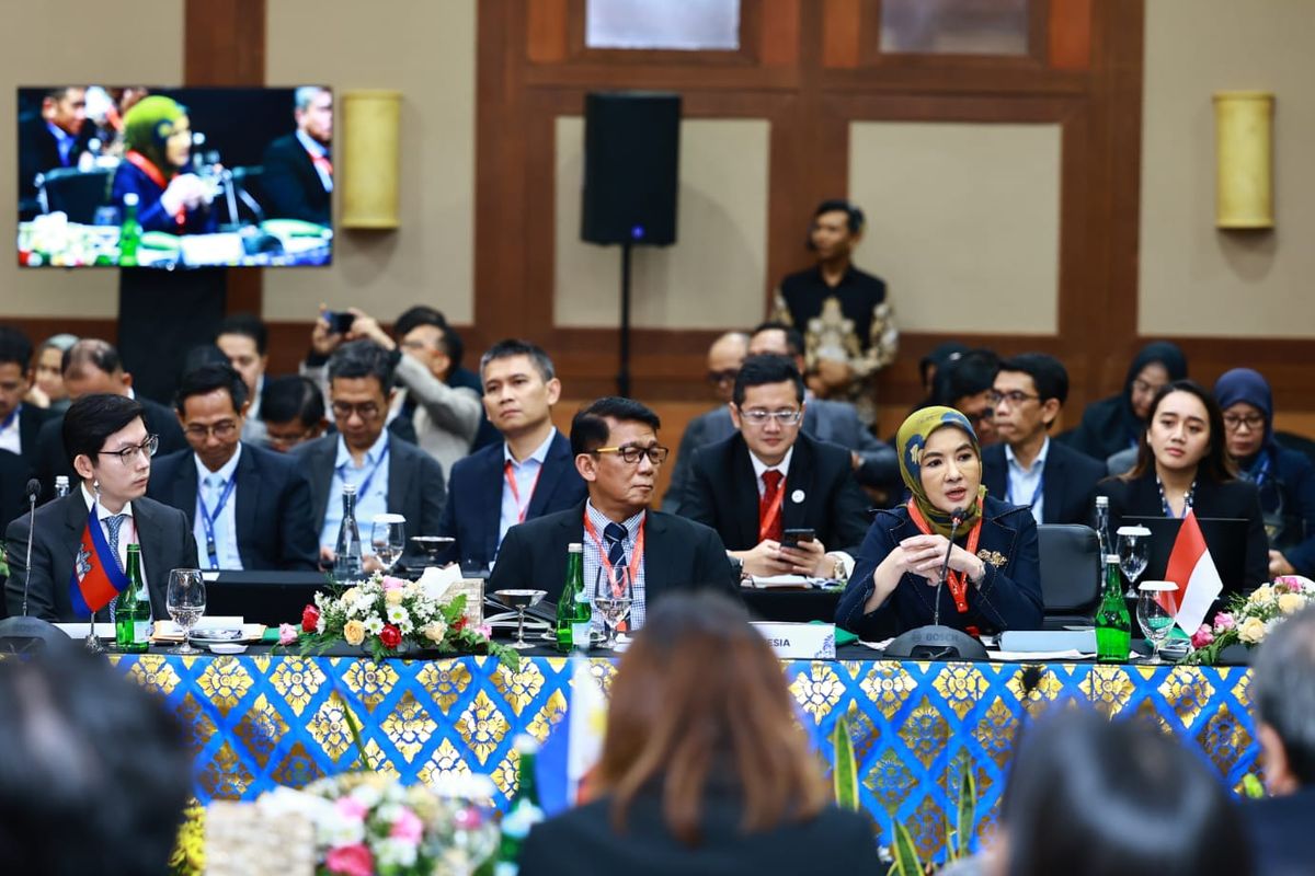 Direktur Utama Pertamina Nicke Widyawati menyampaikan dua Outcome-Based Strategies untuk mendukung penerapan ASEAN Plan of Action for Energy Cooperation (APAEC) Post-2025 Development pada sesi Leadership Forum di ASCOPE 8th Mid-Year Meeting 2024.