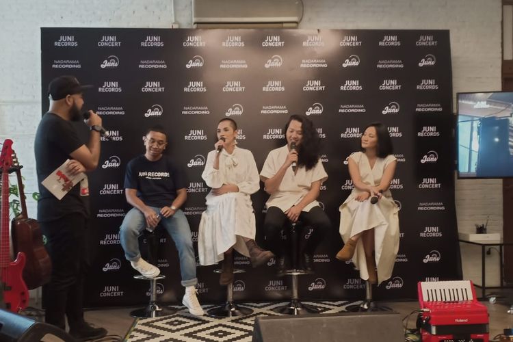 Para personel Tashoora dalam jumpa pers peluncuran album pertama, Hamba Jaring Cahaya, Hamba Bela Gelapnya di Juni Record HQ, Jakarta Selatan, Rabu (30/10/2019).