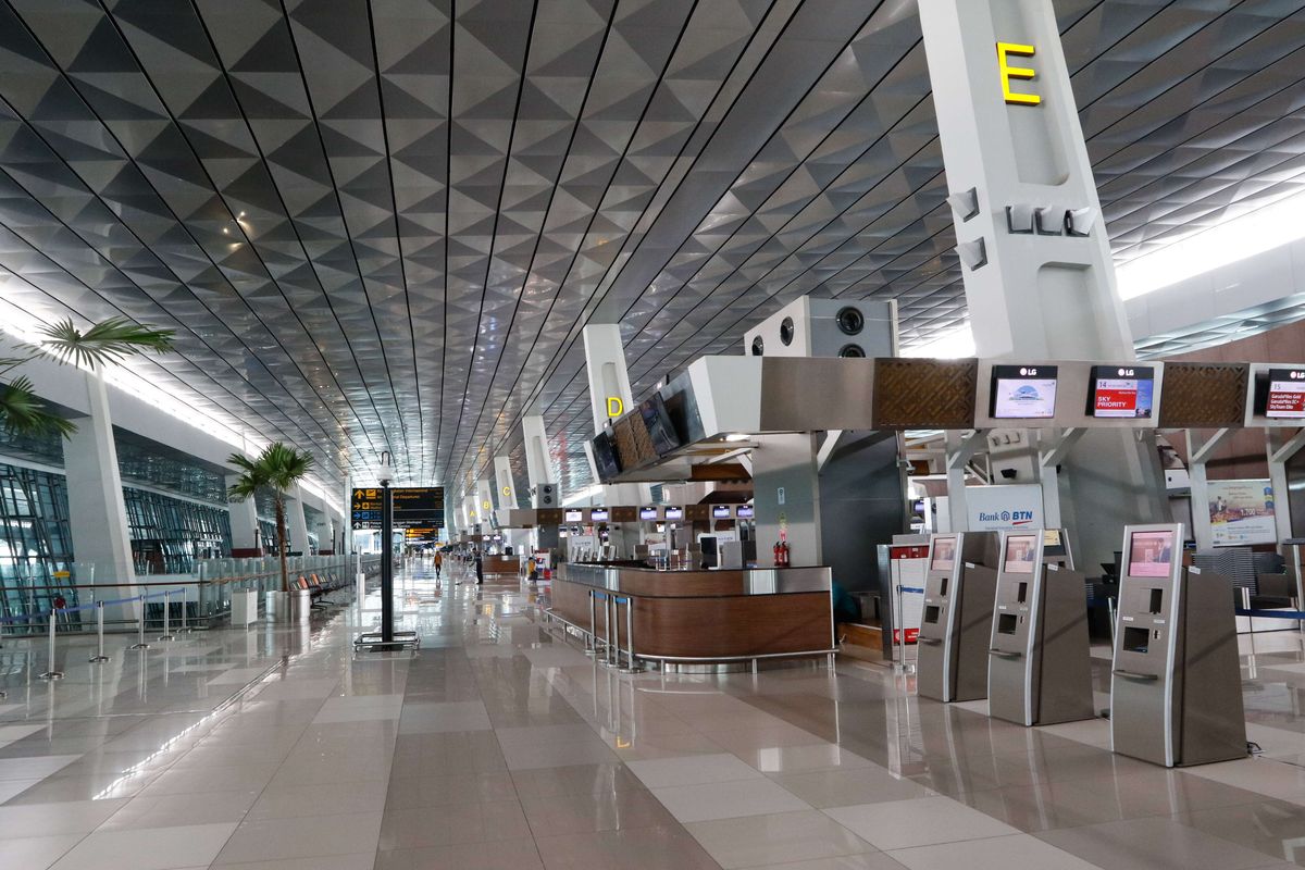 Suasana sepi di terminal 3 Bandara Soekarno-Hatta, Tangerang, Banten, Sabtu (25/4/2020). Bandara Soekarno-Hatta untuk sementara tidak melayani angkutan penumpang mulai Jumat (24/4/2020) hingga 1 Juni mendatang. Peraturan tersebut dalam rangka pengendalian transportasi selama musim mudik Idul Fitri 1441 H dalam rangka pencegahan penyebaran COVID-19.